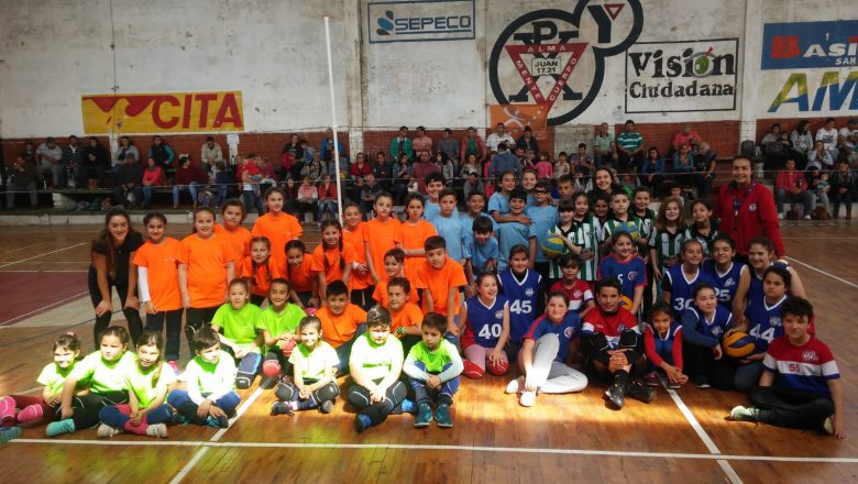Voley de niños y grandes