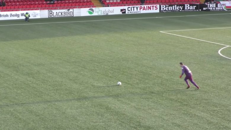 Gol de arquero a 80 metros del arco rival