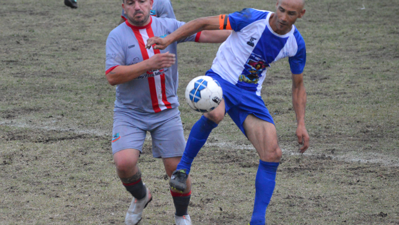 Se sostienen dos punteros