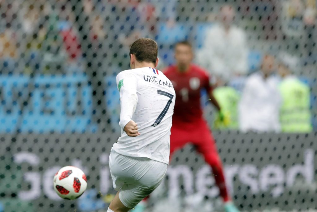 Griezmann y sus zapatos con la bandera uruguaya